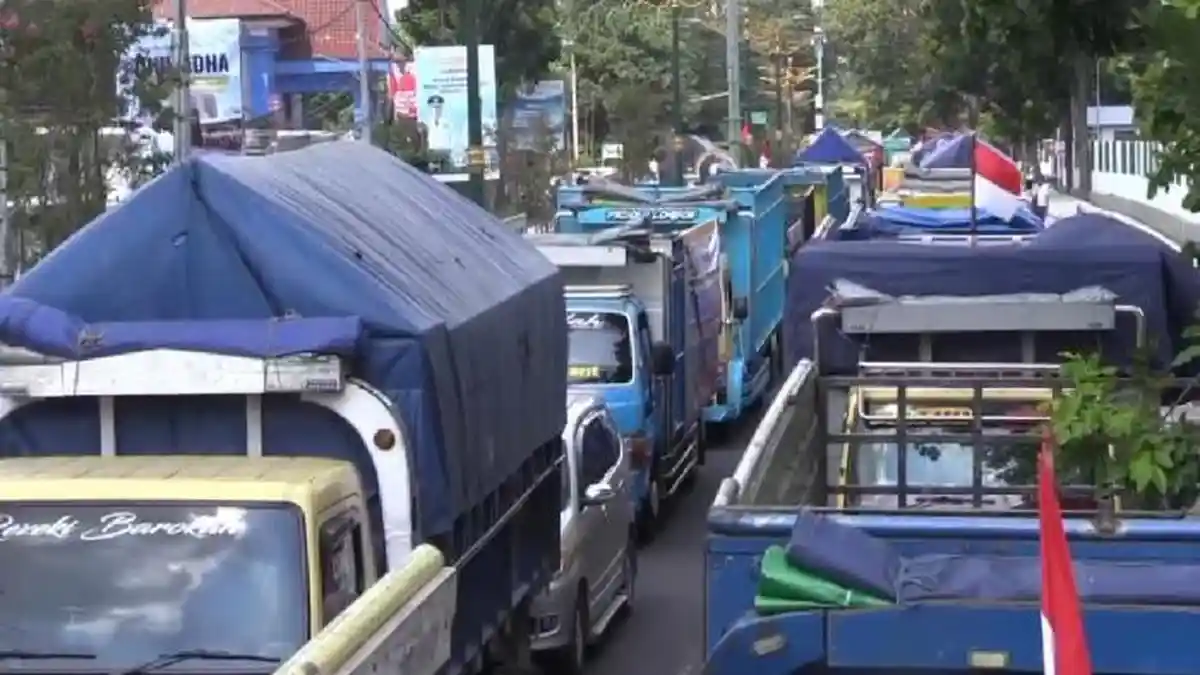 Merasa Dirugikan dengan Kebijakan ODOL, Ratusan Sopir Truk Geruduk DPRD NTB 