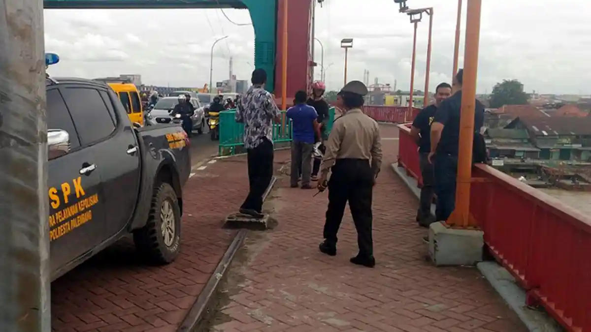 Lompat dari Atas Jembatan Ampera, Tubuh Ardiansyah Belum Ditemukan