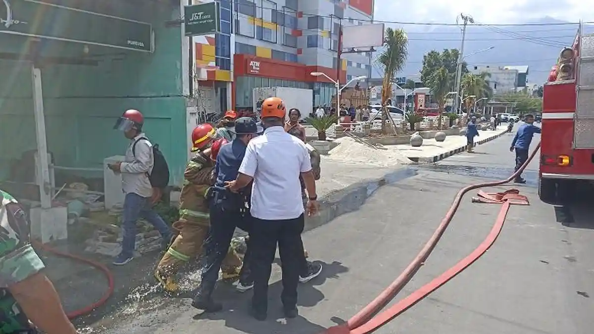 Seorang Petugas Damkar Cidera saat Padamkan Kebakaran Agen JNT Cargo di Jl Moh Hatta Palu