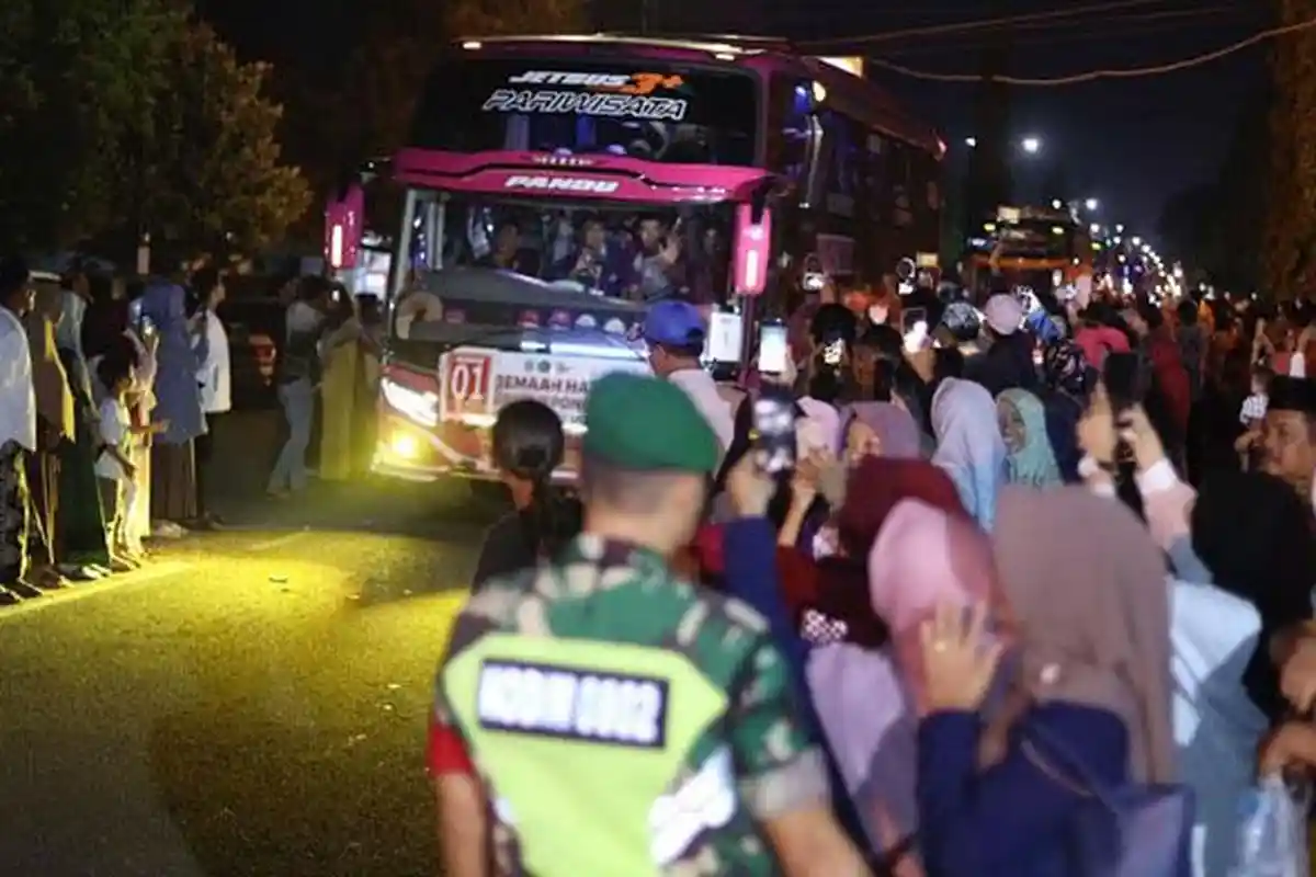 Lantunan Talbiyah Berkumandang Mengiringi Kepulangan Ratusan Jemaah Haji Asal Ponorogo di Bumi Reog