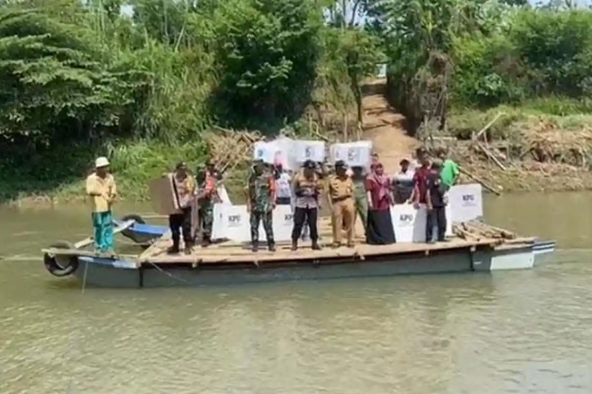 Medan Terjal Petugas di Jember Kirim Logistik Pemilu 2024: Seberangi Sungai hingga Naik Gerobak Sapi