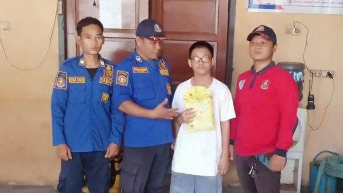Random! Siswa SMP di Sumsel Datangi Kantor Damkar, Minta Tolong Bungkus Kado Acara Sekolah