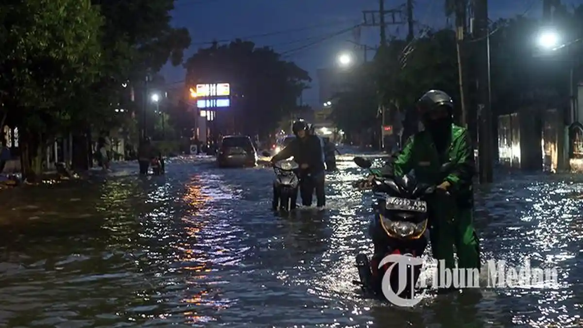 Berita Foto: Warga Dorong Sepeda Motornya yang Mogok saat Terobos Banjir di Sei Batang Hari - 29092023_BANJIR_MEDAN_DANIL_SIREGAR_1jpg.jpg