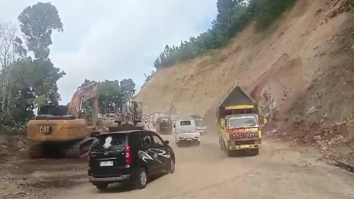 UPDATE  Kondisi di Piket Nol Jalur Lumajang - Malang Normal, Bebatuan Raksasa Berhasil Dibersihkan