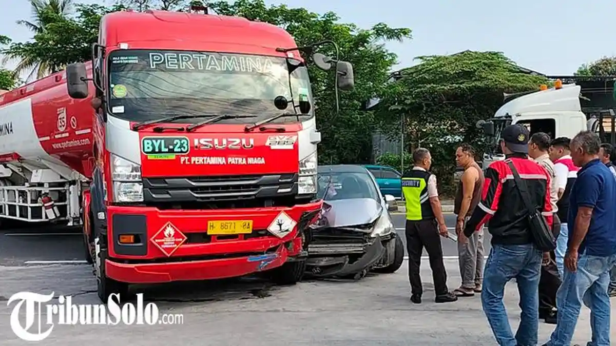 Duerr ! Kecelakaan Beruntun di Jalan Solo-Semarang : Truk BBM Dihantam Truk Boks
