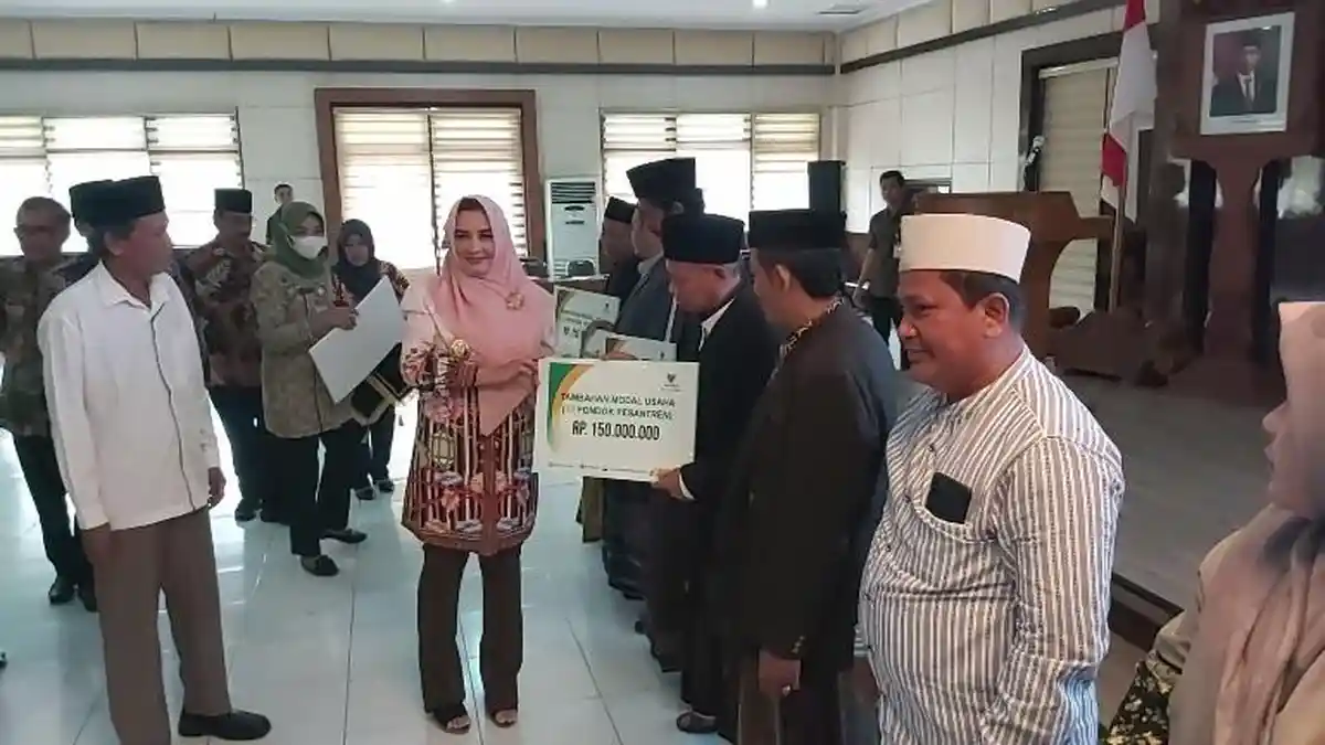 Bupati Pekalongan Fadia Arafiq Salurkan Bantuan Modal Usaha hingga Insentif Guru Ngaji