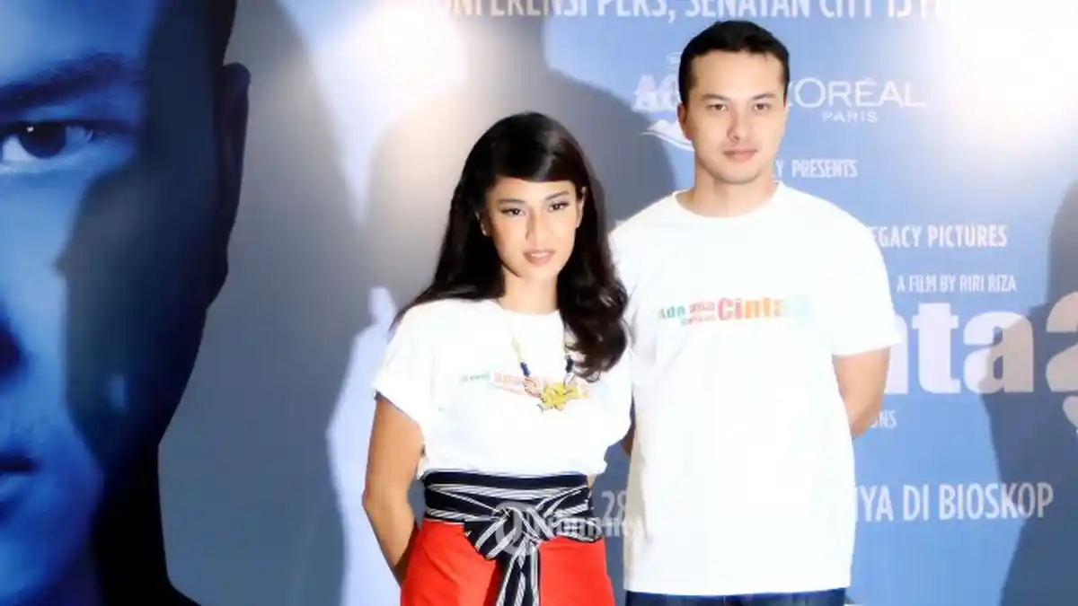 Nicholas Saputra Unggah Foto Selfie Pertamanya setelah Nyoblos, Dian Sastro: Curang!