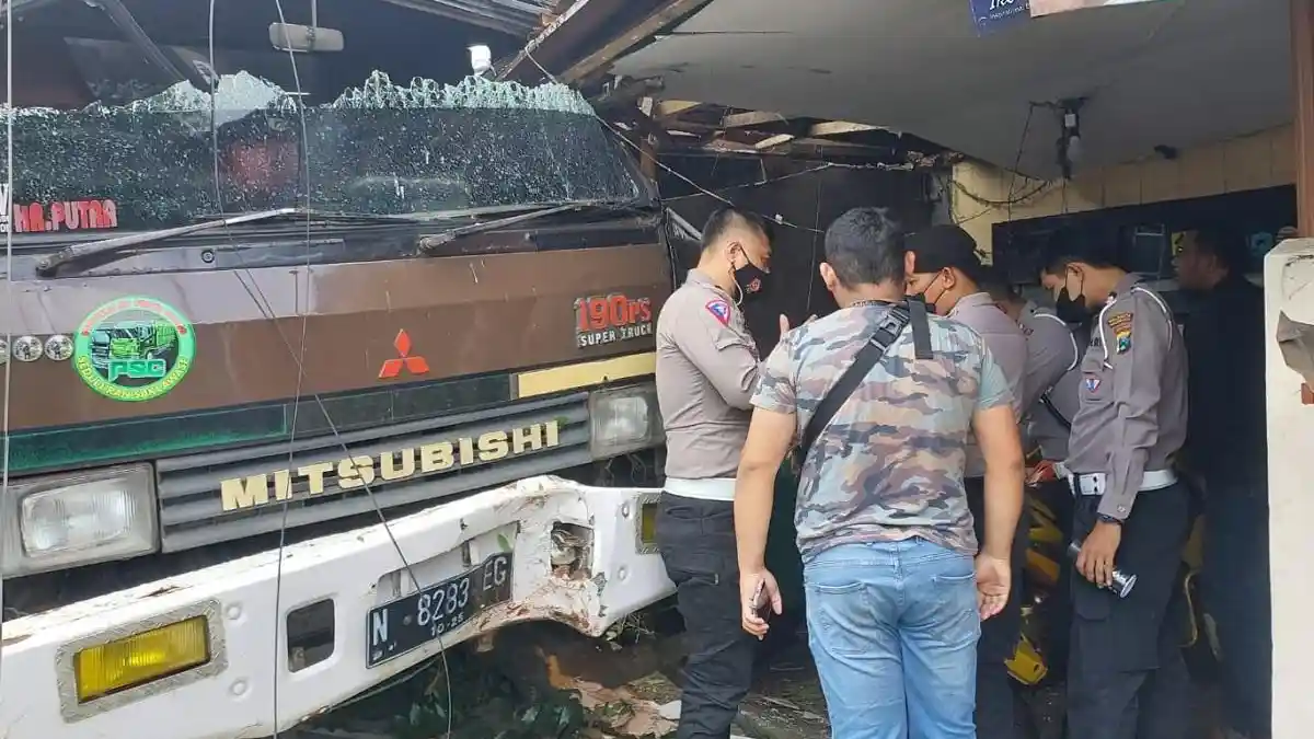 Rem Blong, Truk di Malang Tabrak Dua Rumah dan Satu Mobil