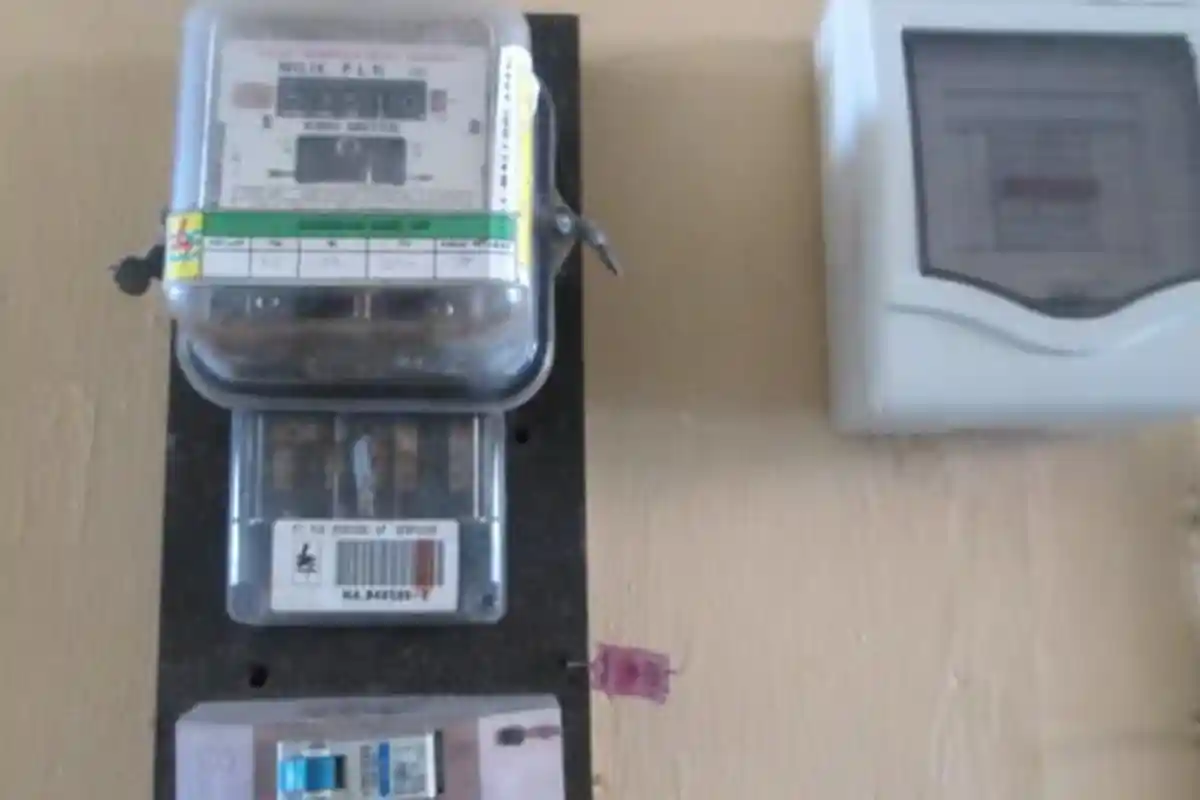 Sejumlah Warga Telukbetung Protes Pemblokiran Meteran Listrik Prabayar