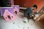 Melihat Proses Pembuatan Rumah Boneka Barbie