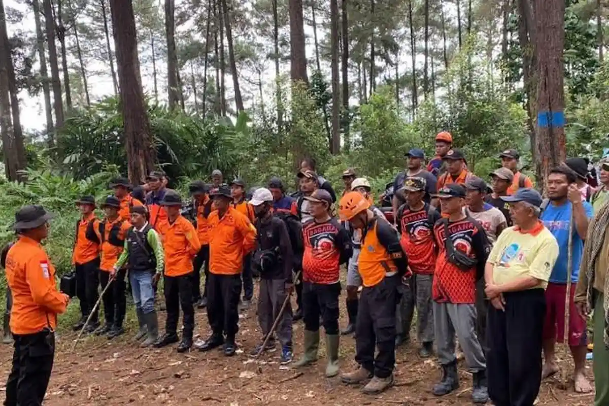 2 Tim Rescue Basarnas Cilacap Cari Lansia Waid di Brebes yang Tak Kunjung Pulang dari Kebun