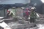 Momen-pemadam-kebakaran-Kota-Medan-memadamkan-api.jpg
