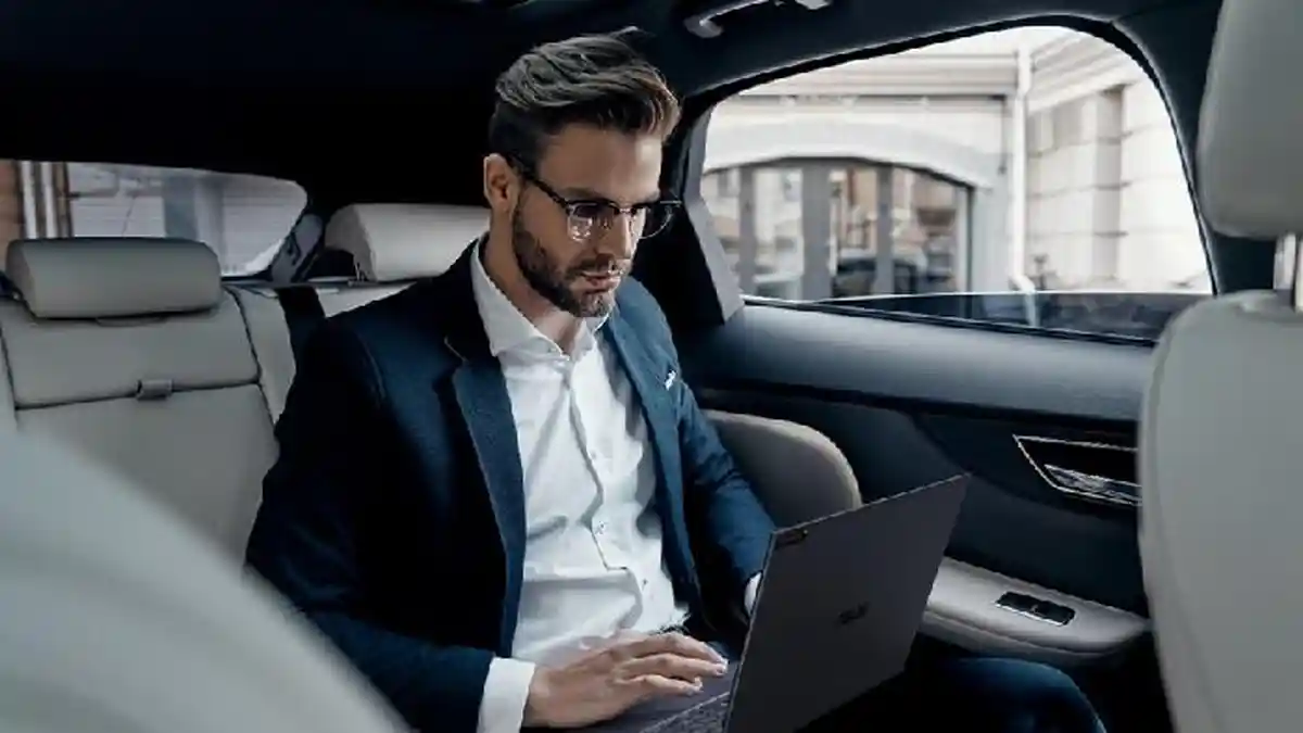 ASUS ExpertBook B9 OLED B9403, Laptop 14 inci Paling Ringan di Dunia untuk Para Eksekutif Bisnis