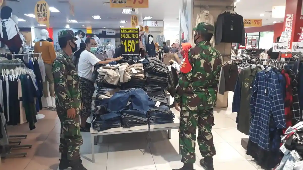Tiga Babinsa Koramil Sukarami Ini Konsisten Tegakan Protokes bagi Pengunjung Mal
