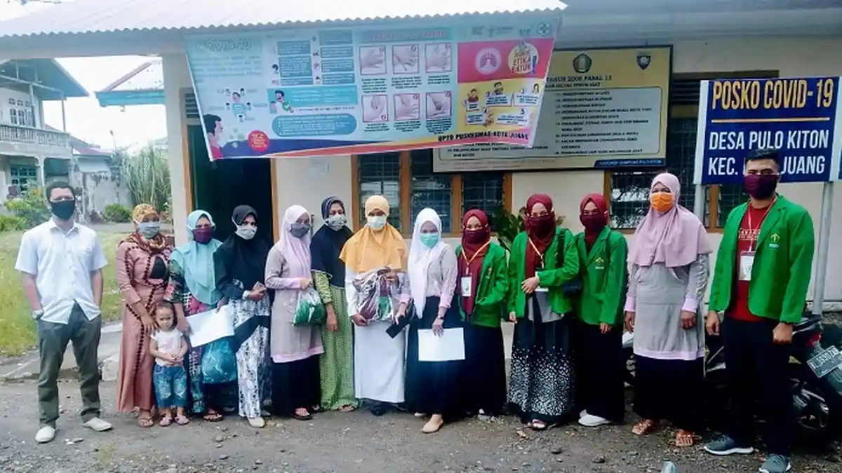 Mahasiswa Unimal yang KKN di Bireuen, Bagi-bagi Masker, Cegah Covid-19