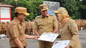 Wali-Kota-Bekasi-Tri-Adhianto-menyerahkan-tiga-penghargaan-nasional-untuk-Dinkes-Kota-Bekasi.jpg