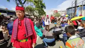 Sarujih-kenakan-baju-pangsi-merah-dan-pegiat-KOJA-Balikpapan.jpg