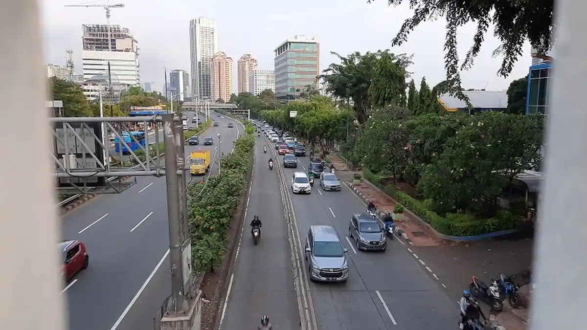 TRAFFIC UPDATE: Jalan Letjen S Parman Padat, Banyak Motor Terobos Jalur Transjakarta