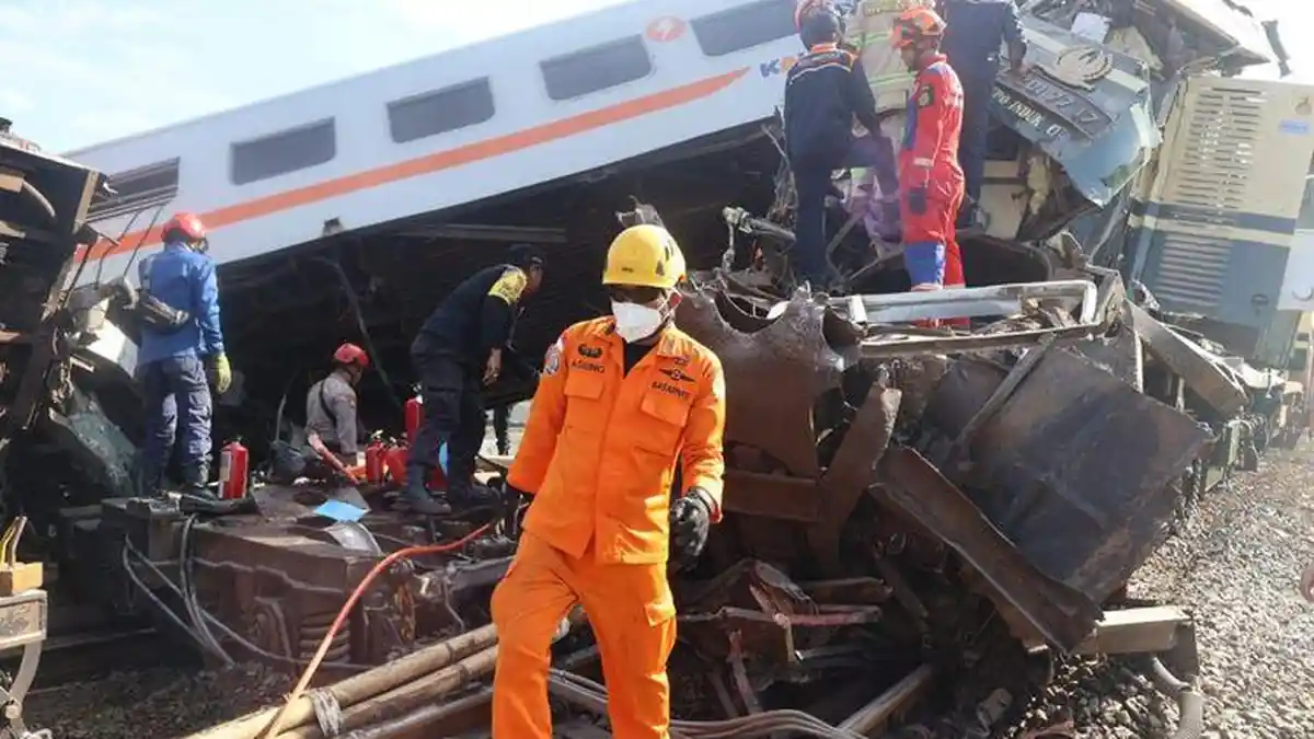 Korban Tewas Tabrakan KA di Cicalengka Bertambah, 37 Penumpang Luka, Gerbong Sampai Keluar Rel