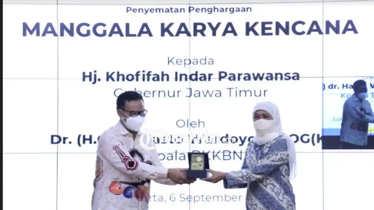 BKKBN Beri Penghargaan Manggala Karya Kencana untuk Gubernur Khofifah