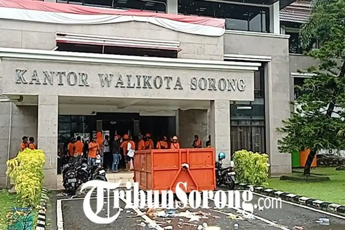 Demo Petugas Kebersihan, Bawa Bak Sampah ke Kantor Wali Kota Sorong