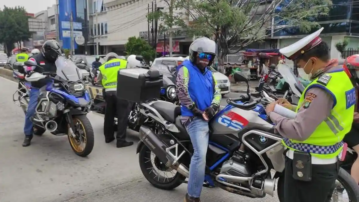 Polisi Ungkap Alasan Kembali Terapkan Tilang Manual di Samping ETLE