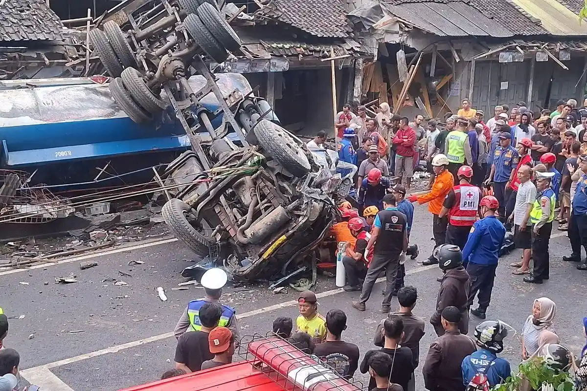Kronologi Kecelakaan Truk Terguling Tabrak Deretan Warung di Jalur Tengkorak Kalijambe Purworejo