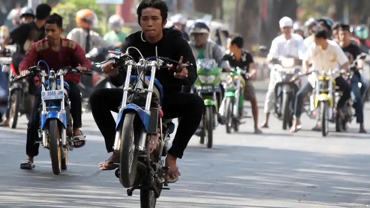 Tak Terima Dirazia, Pembalap Liar Lempar Batu ke Mobil Petugas