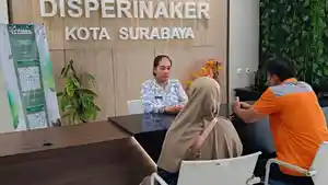 Suasana-pelayanan-di-kantor-Dinas-Perindustrian-dan-Tenaga-Kerja.jpg