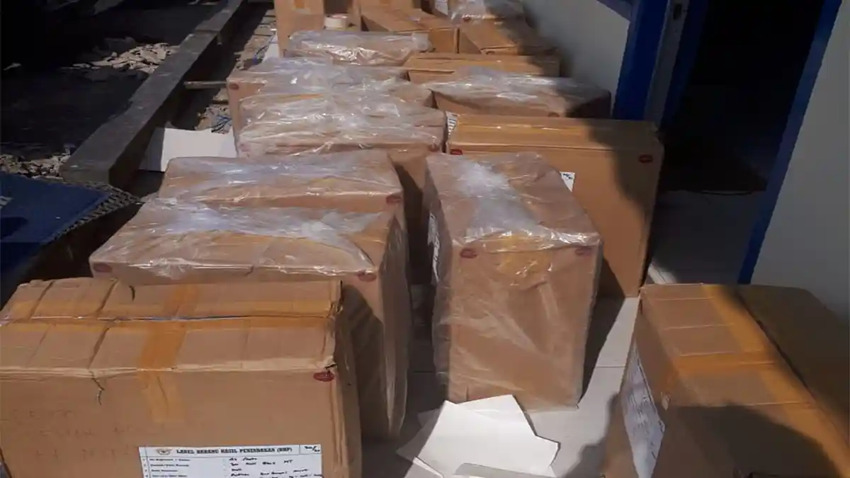 Bea Cukai Jambi mengamankan 30 Koli Rokok Ilegal Bersama Sopir