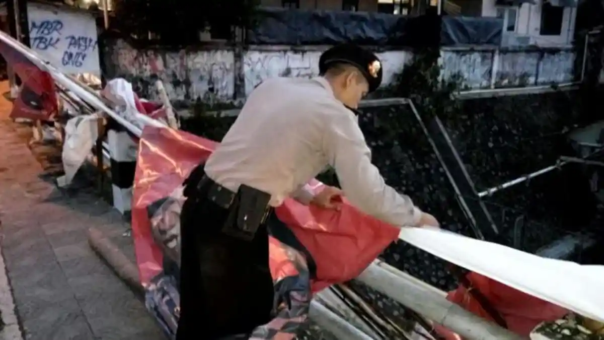 Baliho Kampanye Ambruk Timpa Pengendara Hingga Tewas