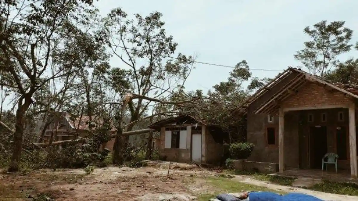 Pemkab Lampung Selatan Berikan Bantuan Sembako ke Warga Terdampak Angin Puting Beliung di Sragi