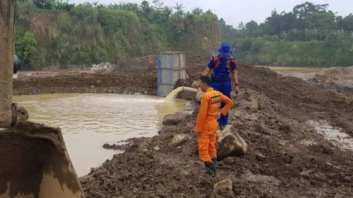 5 Hari Terkubur Lumpur, Jasad Saepul Ditemukan Dalam Polisi Berdiri Terimpit Batu Besar