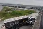 Kondisi-truk-tronton-terjun-bebas-dari-jalan-layang-tol-Romokalisari.jpg