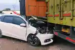 Satu-unit-Honda-Mobilio-putih-menabrak-truk-fuso.jpg
