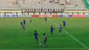 Pemain-Persid-Jember-hitam-Putih-berebut-bola-Rabu-362026.jpg