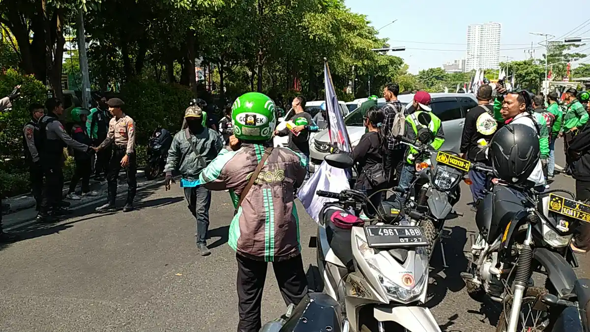 Aksi Sweeping Warnai Demo Ojol di Surabaya, Pendemo Paksa Turun Penumpang Driver Online