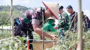Yonif-TP-829Bumi-Antaluddin-bersama-Pemkab-HSS-kelompok-tani-dan-warga-Madang.jpg