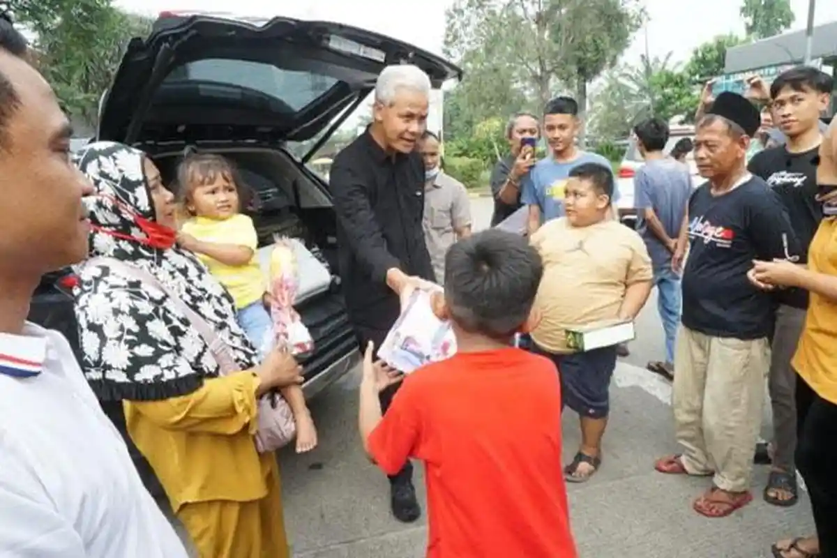 Ganjar Pranowo Temui Ibu-ibu di Rest Area Tol Jakarta-Merak, Lalu Ini yang Terjadi