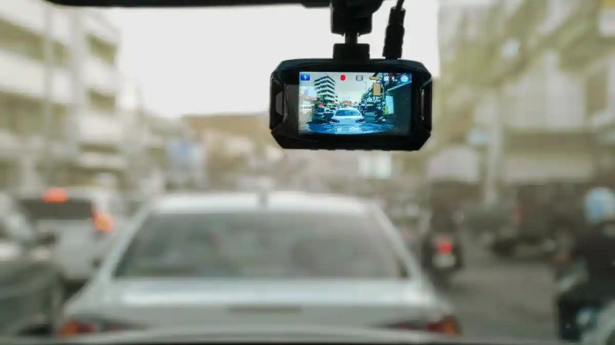 Cara Aman Pasang Dashcam di Mobil Toyota