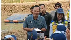 AHY-tinjau-Sungai-Ciliwung-OK.jpg