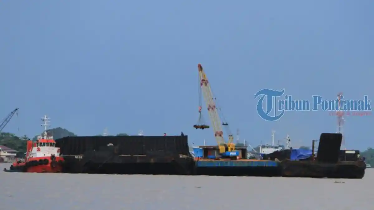 Aktivitas Muat Bongkar di Perairan Sungai Kapuas