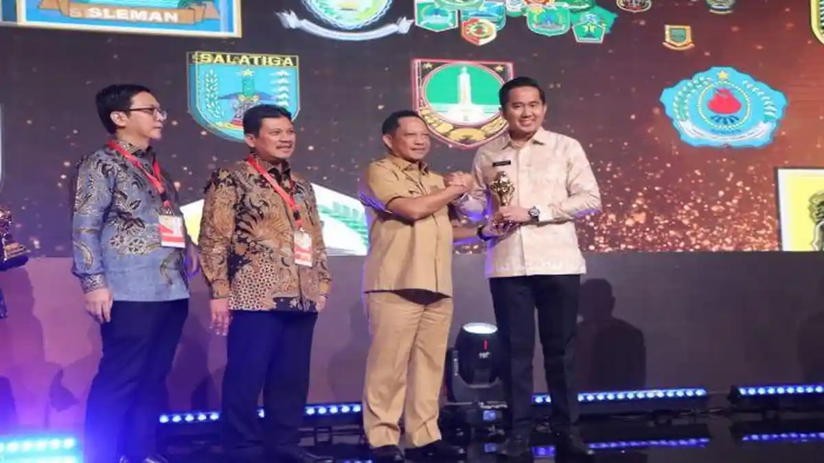 Kaffah Terima Piala UHC Award dari Mendagri, Muaraenim Pelopor UHC di Sumsel