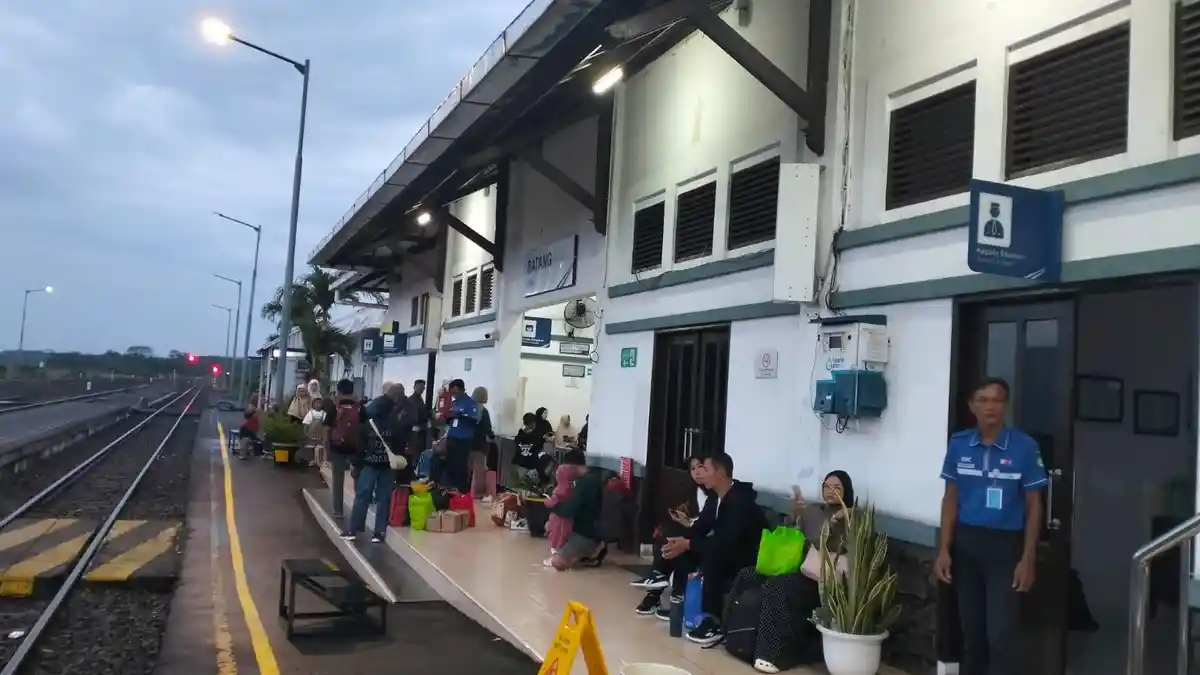 Lonjakan Penumpang di Stasiun Batang Terjadi saat Long Weekend Libur Paskah
