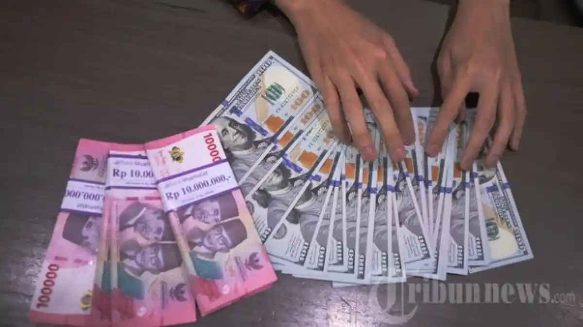 Pelemahan Rupiah Dekati Rekor Terendah, Ini Dampaknya bagi Kelas Menengah