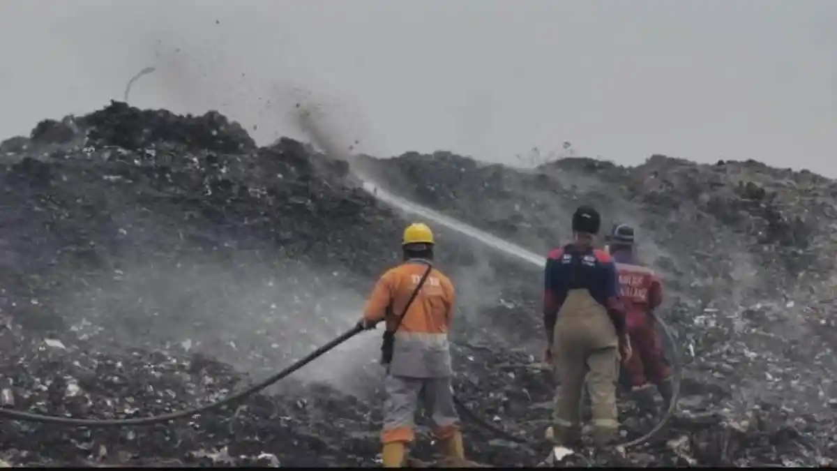 Cerita Petugas Damkar di TPA Supit Urang Malang : Bertahan di Tengah Asap dan Bau Menyengat