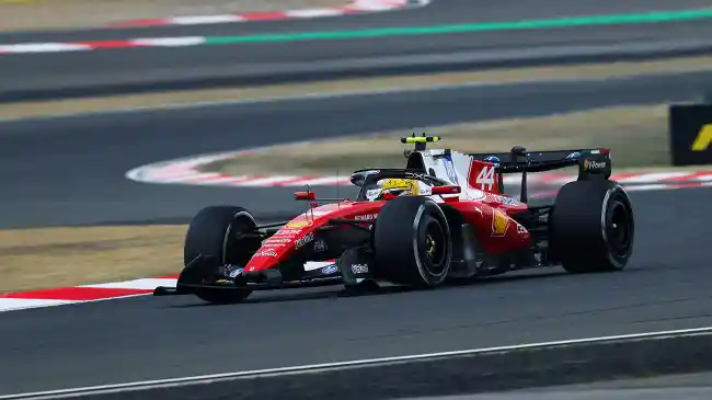 Di Balik Kemenangan Lewis Hamilton: Dari Menahan Cedera Berujung P1 untuk Ferrari