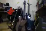 Melihat Proses Pembuatan Gitar Listrik