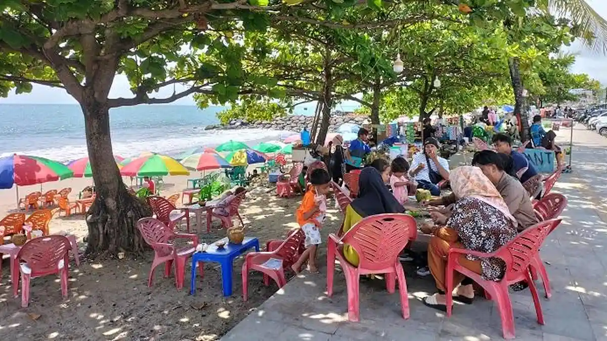 Pasca Gempa Kuat Berpotensi Tsunami, Wisatawan Tetap Kunjungi Pantai Padang