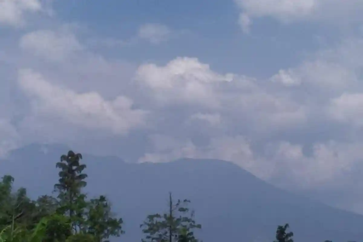 Sabtu Pagi, Gunung Marapi Kembali Erupsi Semburkan Abu dengan Ketinggian 800 Meter di Atas Puncak